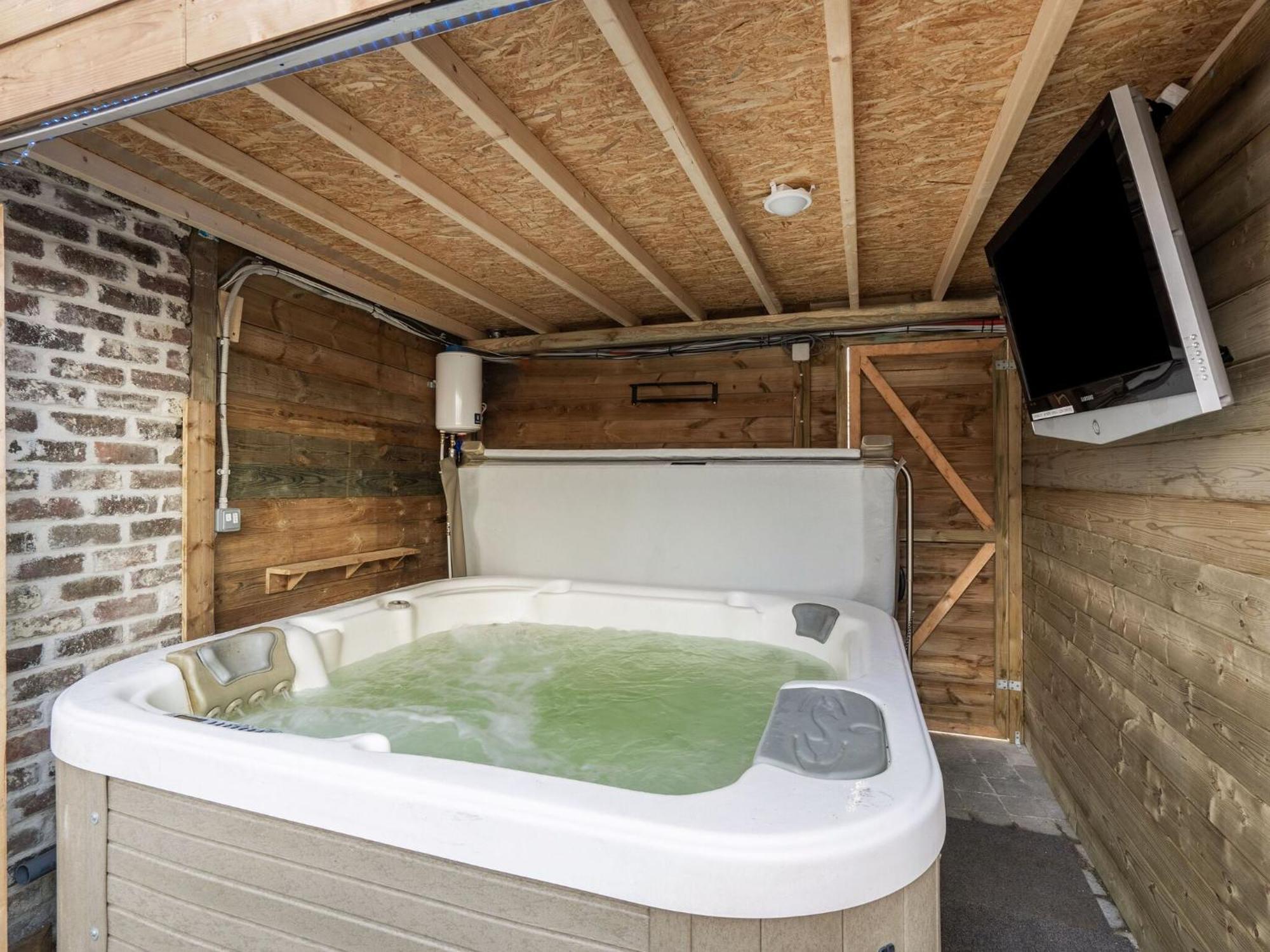 Tasteful Holiday Home In Loppem With Jacuzzi ภายนอก รูปภาพ